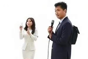 《匿名信源档案》封面：三级信源分级标签卡片排列