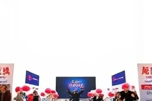《热搜第七位》封面：话题热度曲线从高位滑落的折线图